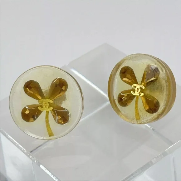 ☘️CHANEL Four Leaf Clover Pierced Earrings Gold Tone Round Clear Enamel Vintage - Picture 3 of 10